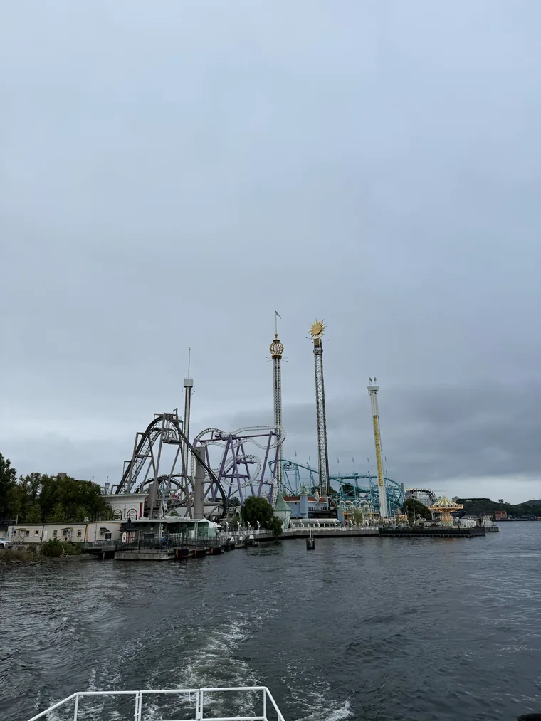 Gröna Lund vom Wasser aus, Achterbahnen und Türme über den Bäumen