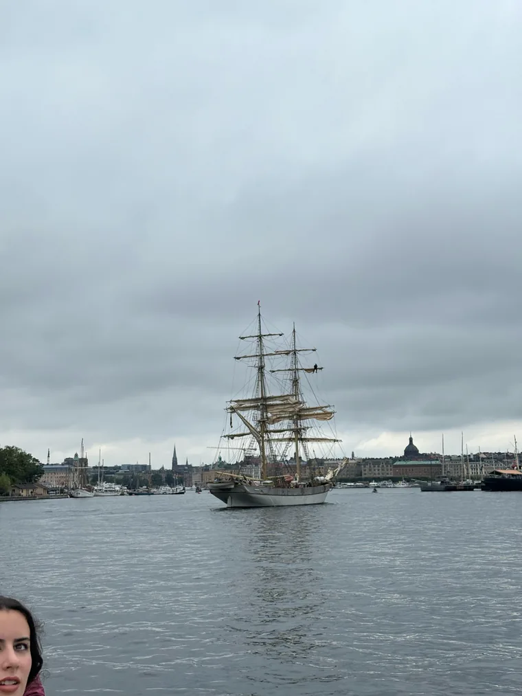 Großsegler mit drei Masten auf dem Strömmen vor der Stadtsilhouette