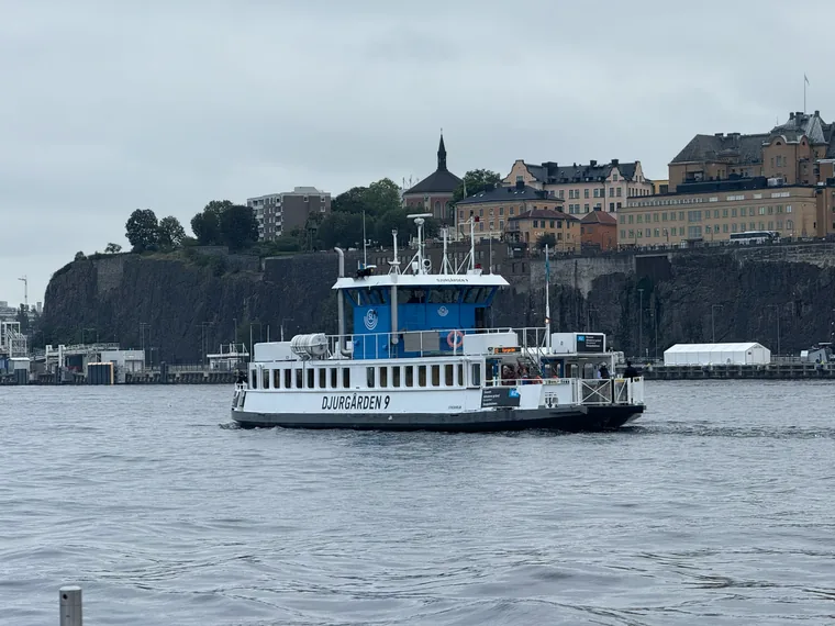 Djurgårdsfähre Djurgården 9 vor den Felsen von Södermalm