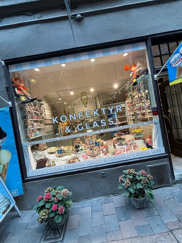 Schaufenster von Gamla Stans Konfektyr & Glass mit Süßwaren