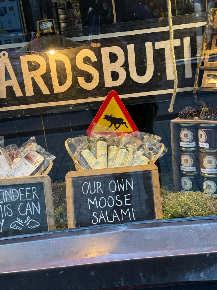 Schaufenster einer Gårdsbutik mit Elchsalami, Rentierprodukten und Marmeladen