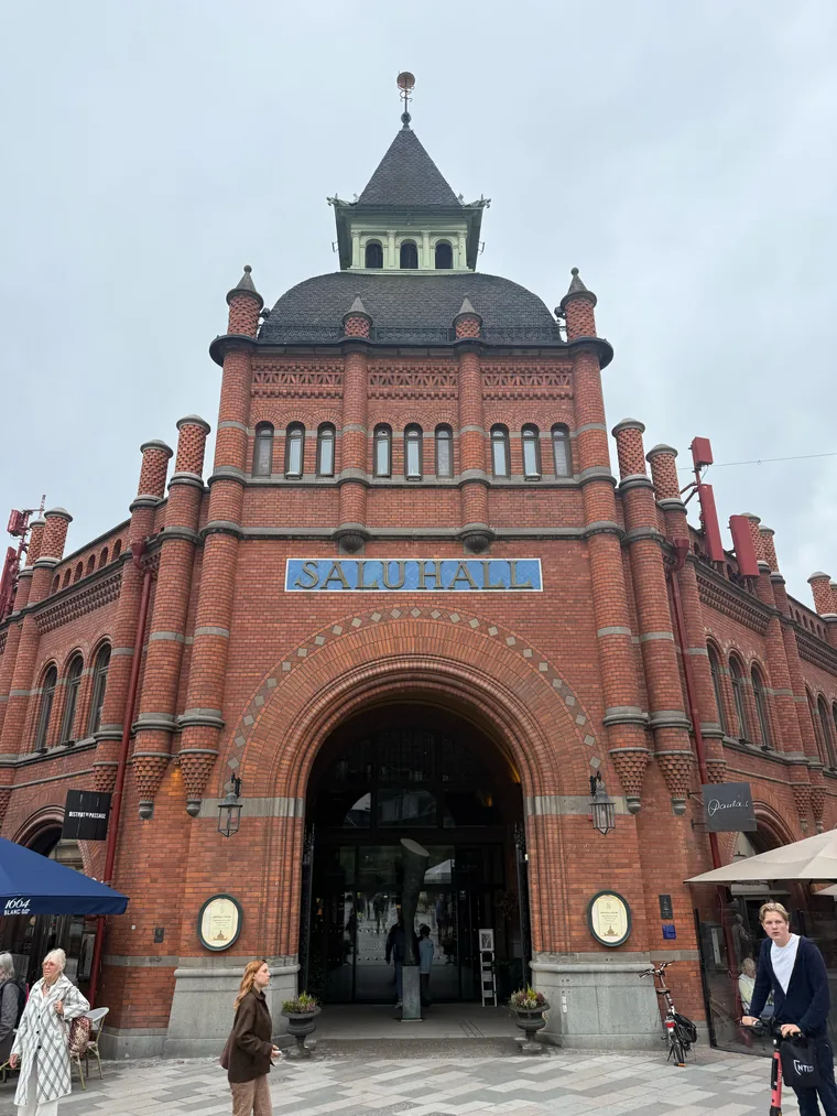 Backsteinfassade der Östermalms Saluhall mit Turm und Rundbogenportal