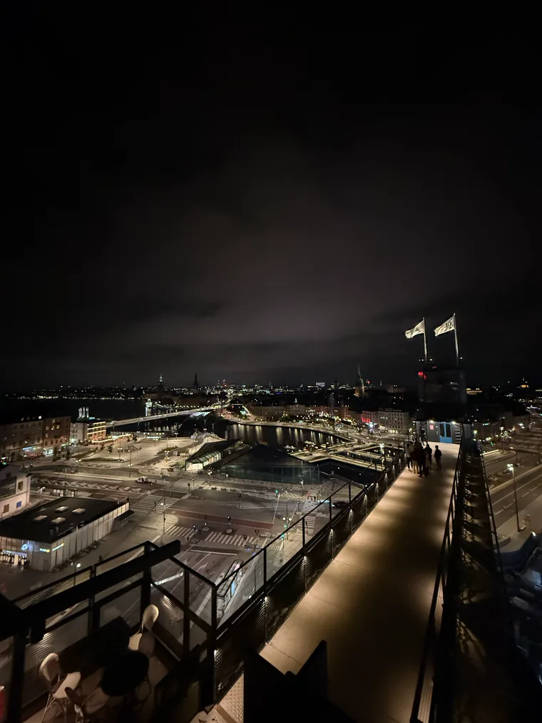 Stockholm bei Nacht von einer Dachterrasse aus, beleuchtete Kais am Wasser