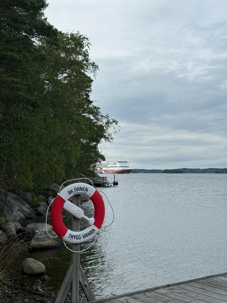 Rettungsring am Steg, dahinter eine Fähre der Viking Line