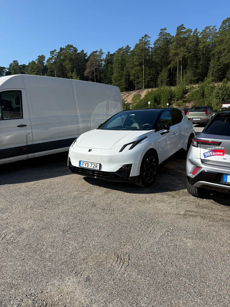 Parkplatz am Fähranleger Stavsnäs mit Mietwagen und Tagespreis-Aufkleber