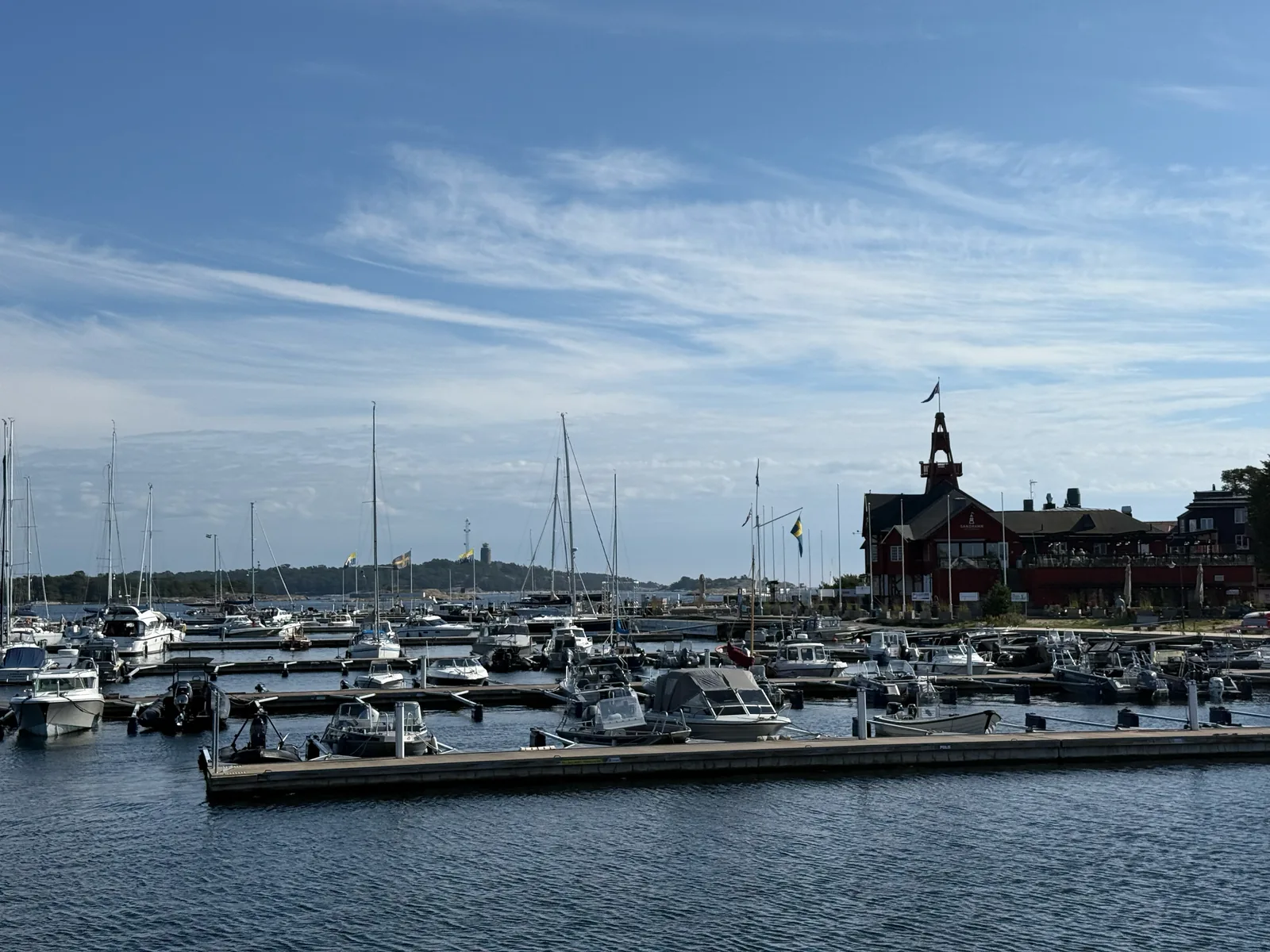 Gästehafen von Sandhamn mit Segelbooten, dahinter das rote Seglarhotell