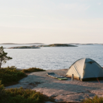 Zelt auf Granitfels am Wasser - Wildcampen in den Stockholmer Schären