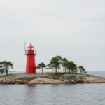 Roter Leuchtturm Landsort auf einer flachen Granitschäre in der Ostsee